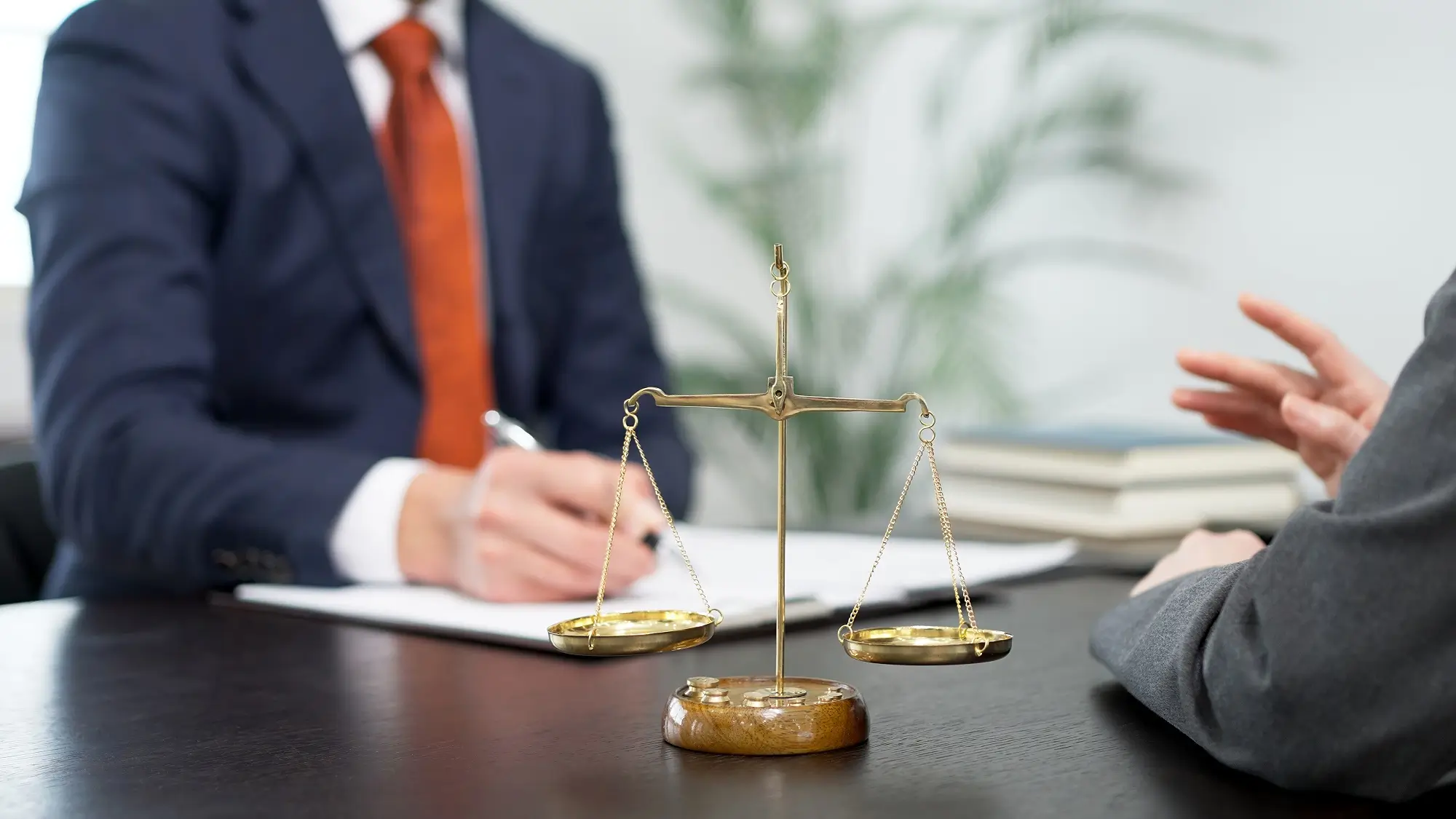 전속계약 무단 이탈로 인한 채무불이행 소송